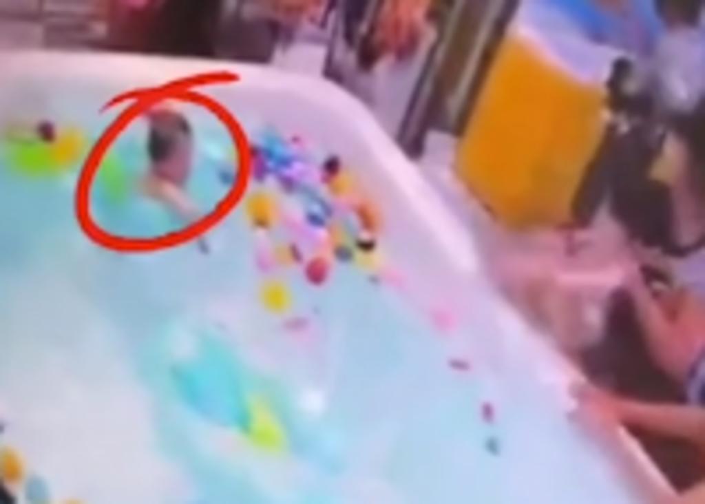 Bebé por poco se ahoga tras ser descuidado en la alberca de una guardería