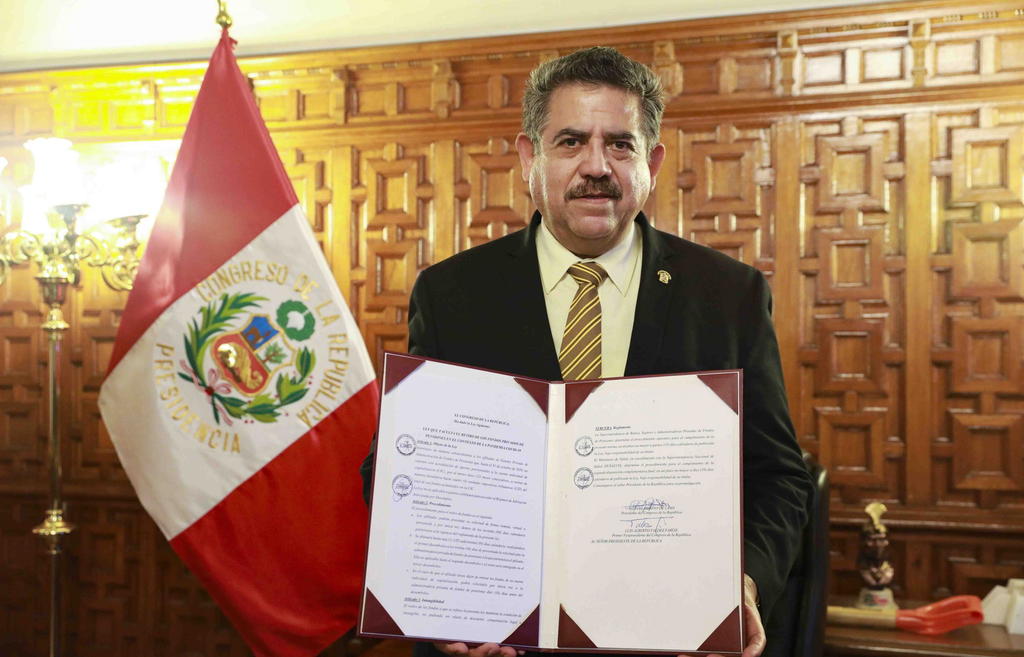 Tras protestas, renuncia el presidente interino Manuel Merino en Perú