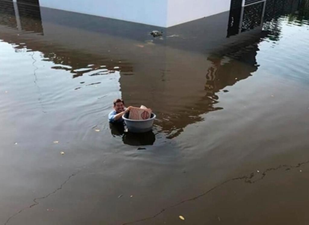 Reparte sus pizzas nadando entre inundaciones de Tabasco