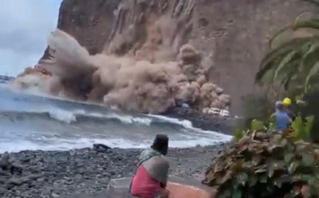 Acantilado colapsa parcialmente cerca de una playa llena de turistas