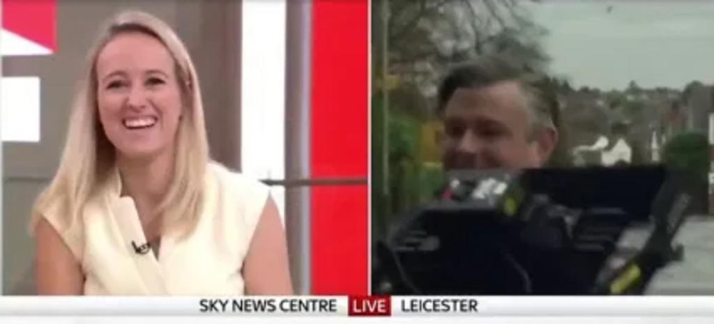Político británico por poco es golpeado por un panel de luz durante transmisión en vivo