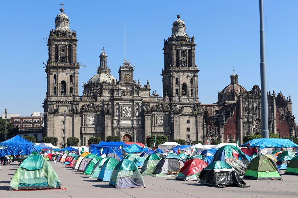 Frena libera el Zócalo; levanta campamento