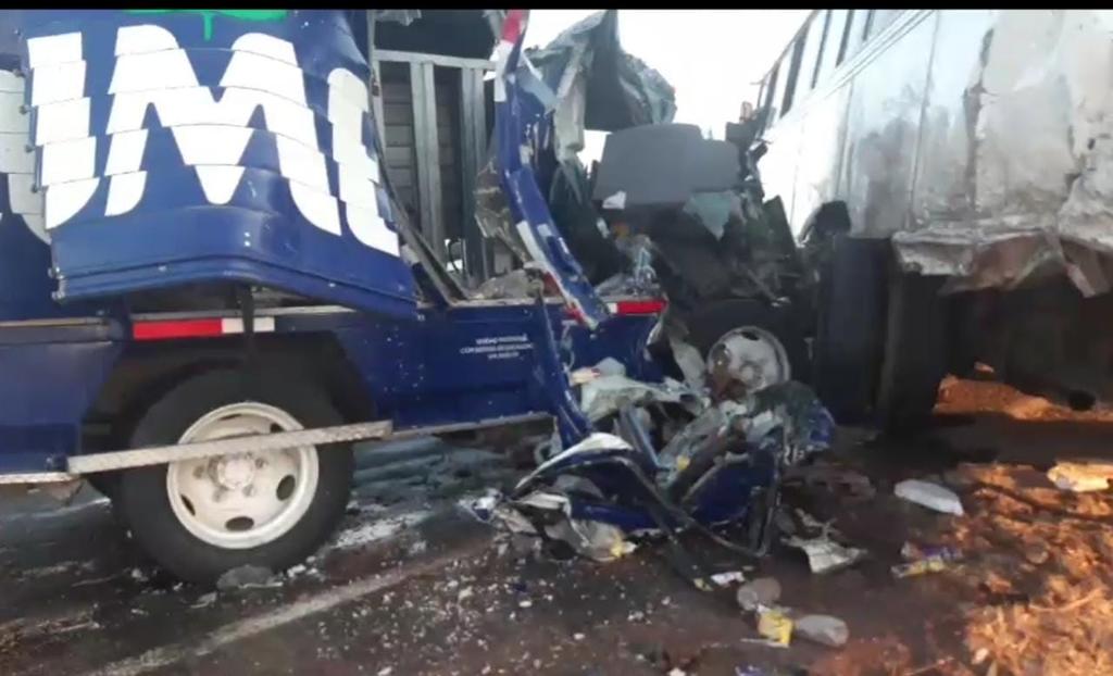 Choque entre camión repartidor y autobús de pasajeros en Gómez Palacio deja cinco lesionados