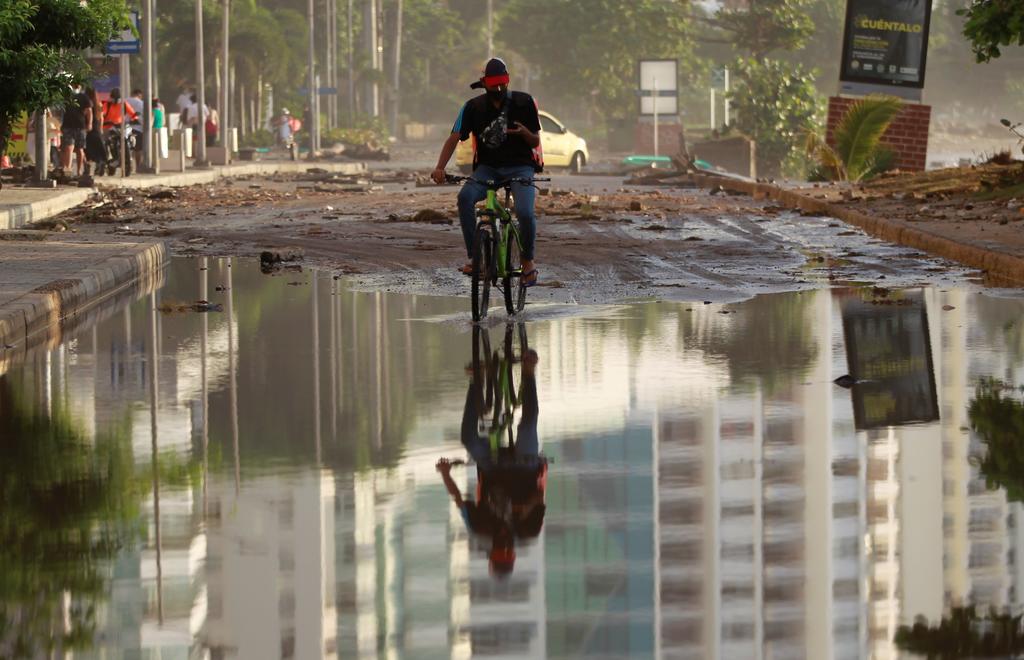 Huracán 'Iota' sigue debilitándose; aún produce fuertes inundaciones