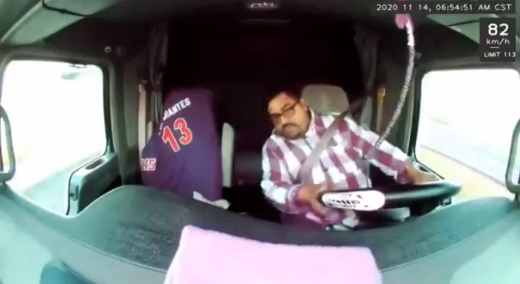 VIDEO: Trailero esquiva balazos en la carretera Querétaro-Irapuato