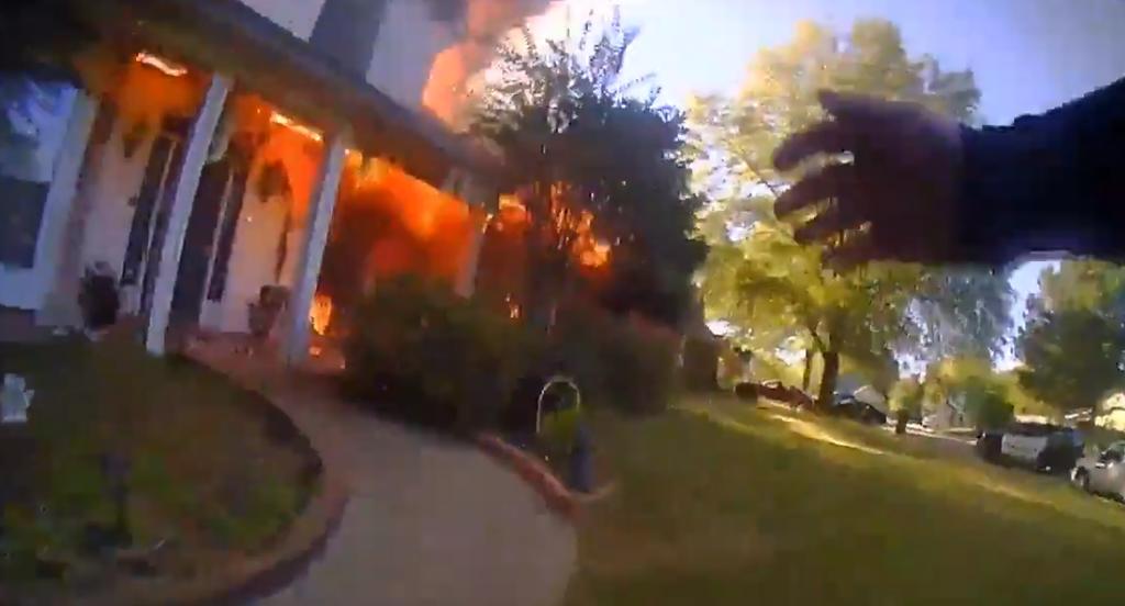 Oficial de policía ingresa a una casa en llamas y ayuda a dos personas a escapar