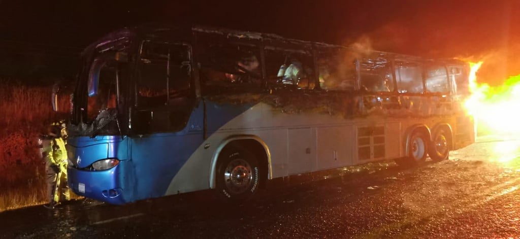 Autobús de turismo con 12 pasajeros arde cerca de Nombre de Dios