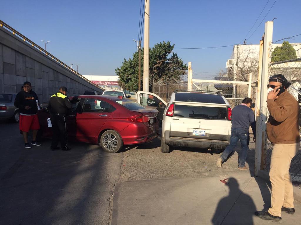 Chocan vehículos en Gómez Palacio que hacían fila para comprar oxígeno 