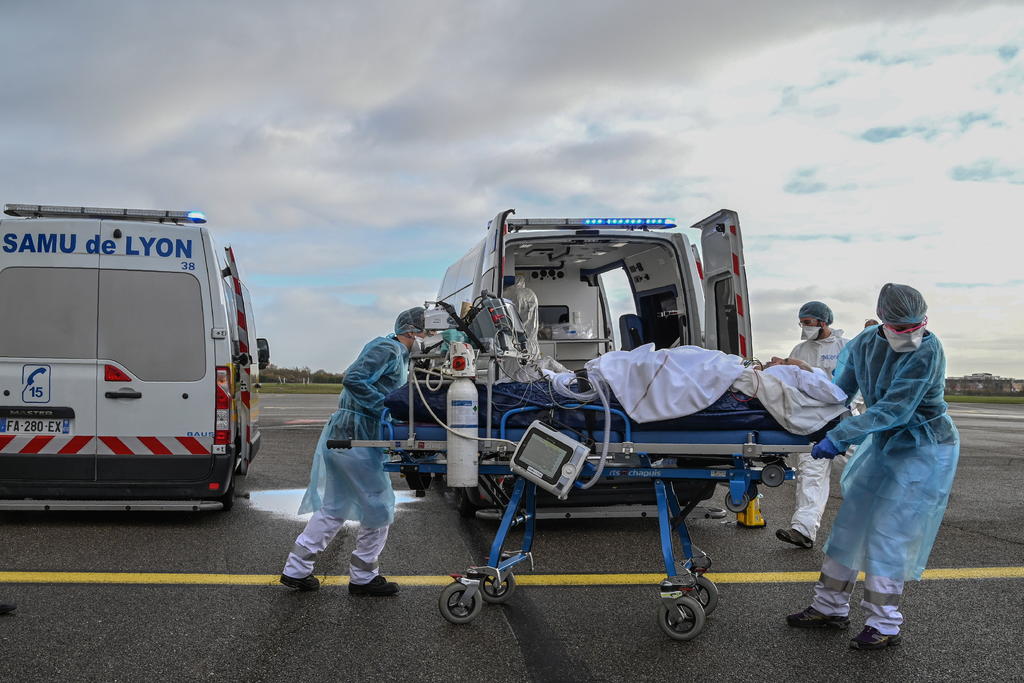 Casos de COVID-19 en cuidados intensivos bajan por segundo día en Francia