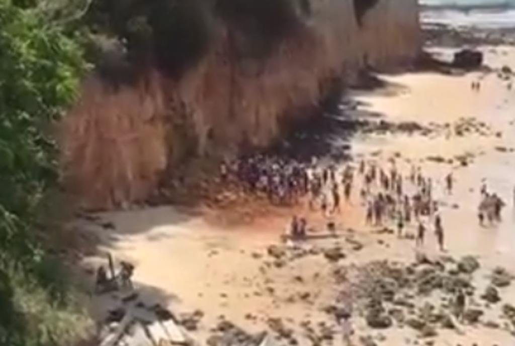 Una familia, incluyendo un bebé, muere tras ser sepultada por derrumbe en la playa