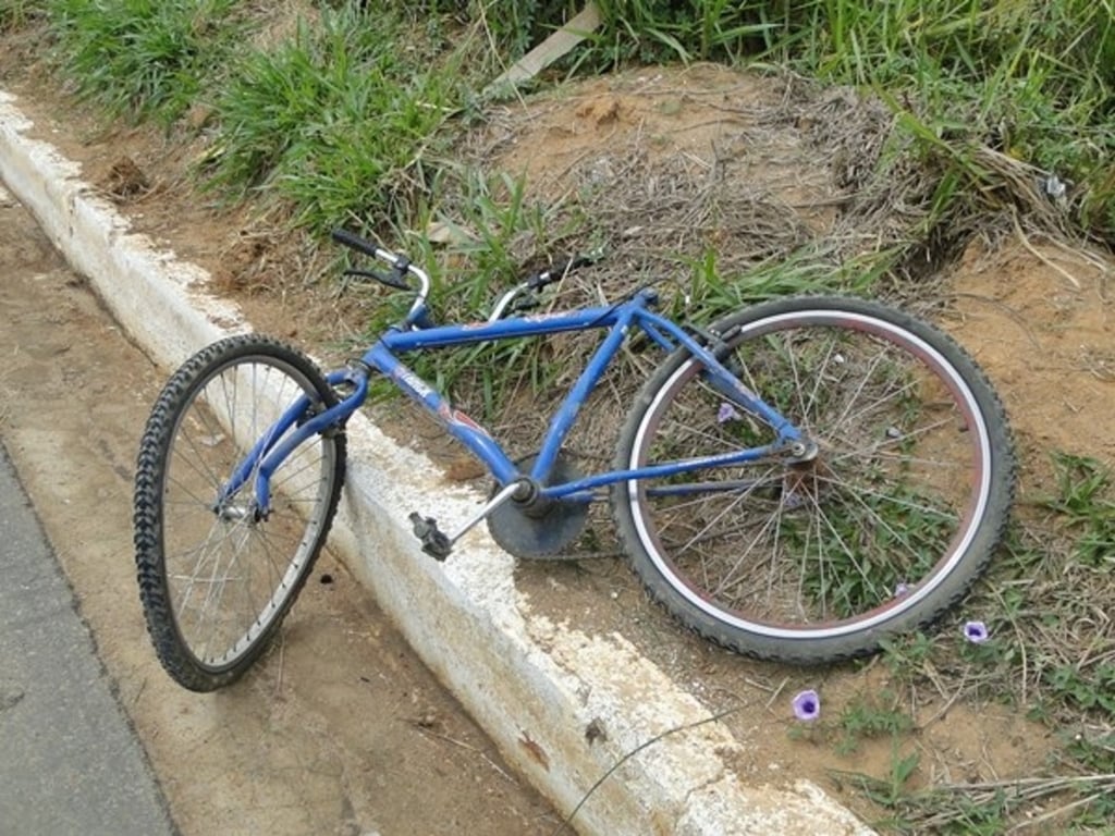 Muere niña tras caer de bicicleta
