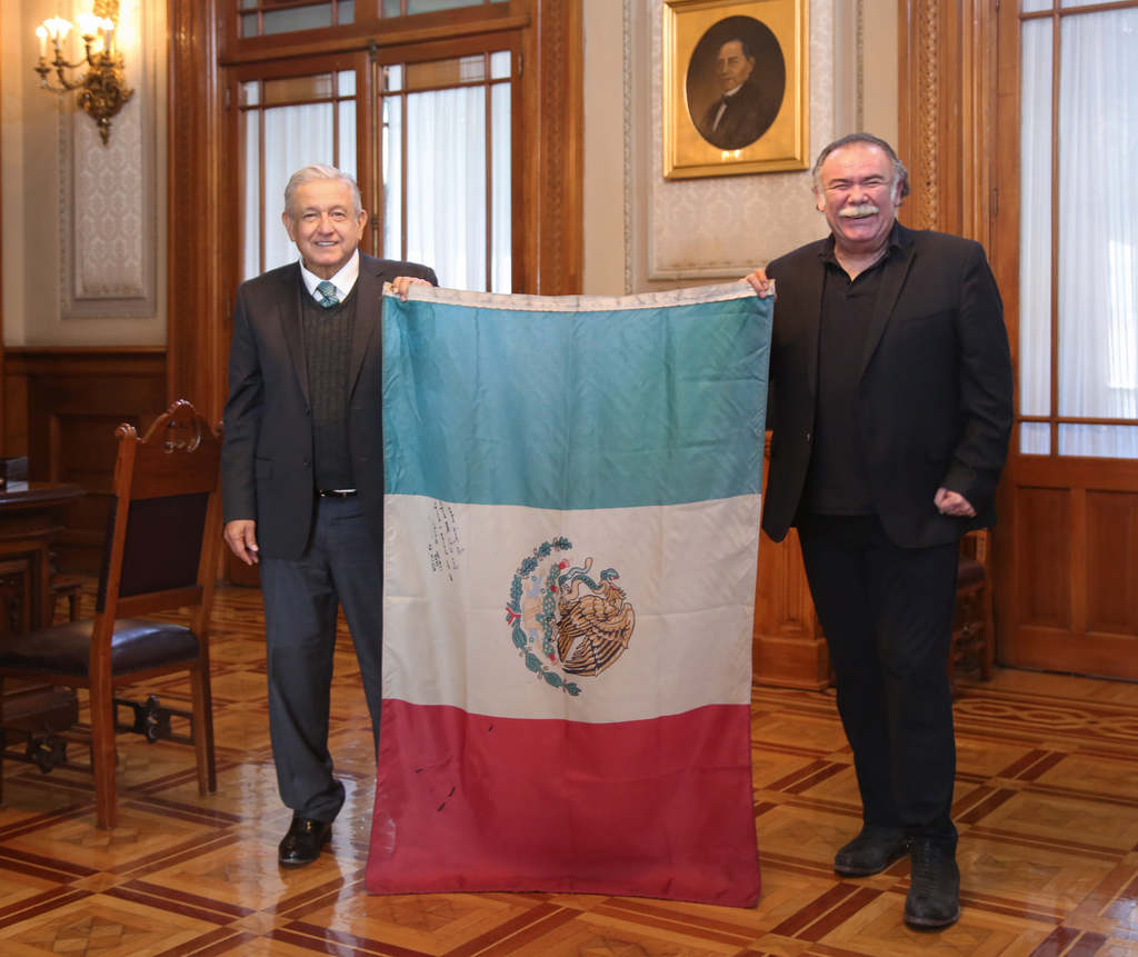 AMLO y Ochoa generan polémica por bandera de México