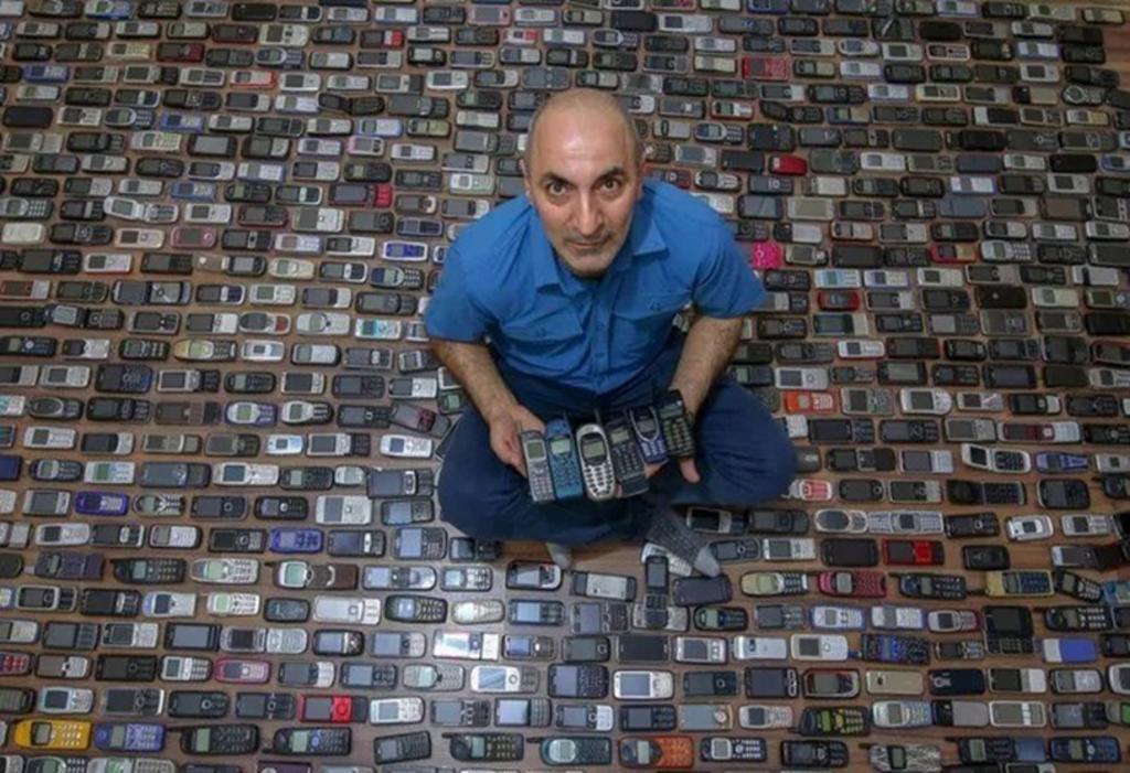 Coleccionista de celulares retro tiene más de mil teléfonos