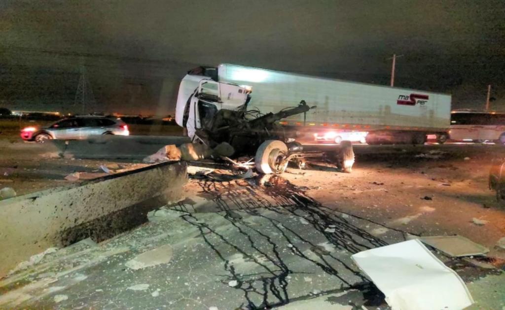 Se registra accidente entre tráiler y camión en Apodaca