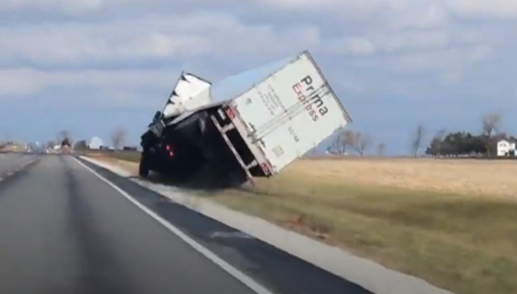Camión se salva de volcar en carretera tras maniobrar fuera del camino