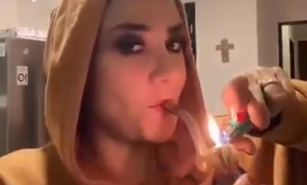Diputada del PES fuma pipa para celebrar despenalización de la marihuana