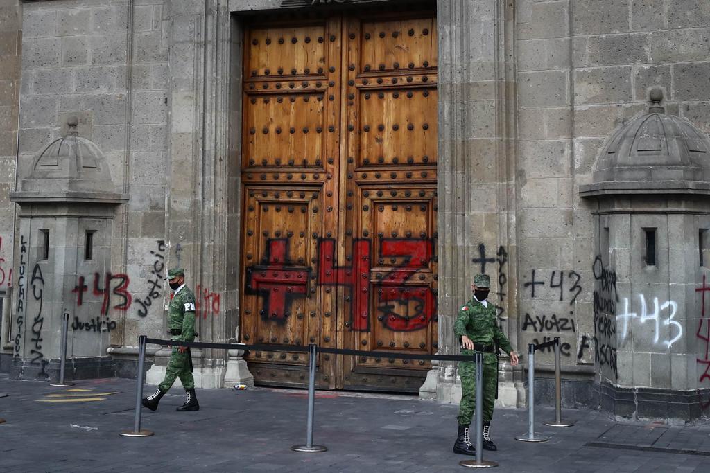 Familiares de normalistas piden investigar a Cienfuegos por caso Ayotzinapa