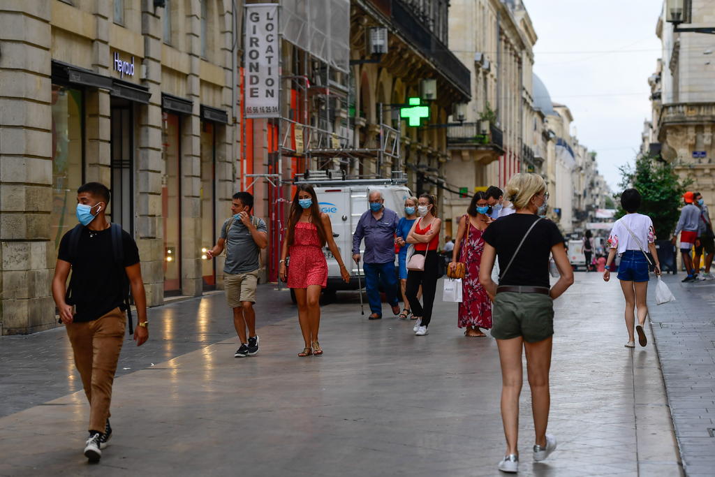 Contagios de COVID continúan a la baja en Francia
