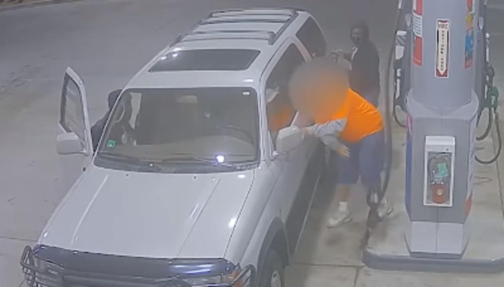 Hombre es golpeado y despojado de su camioneta mientras cargaba gasolina