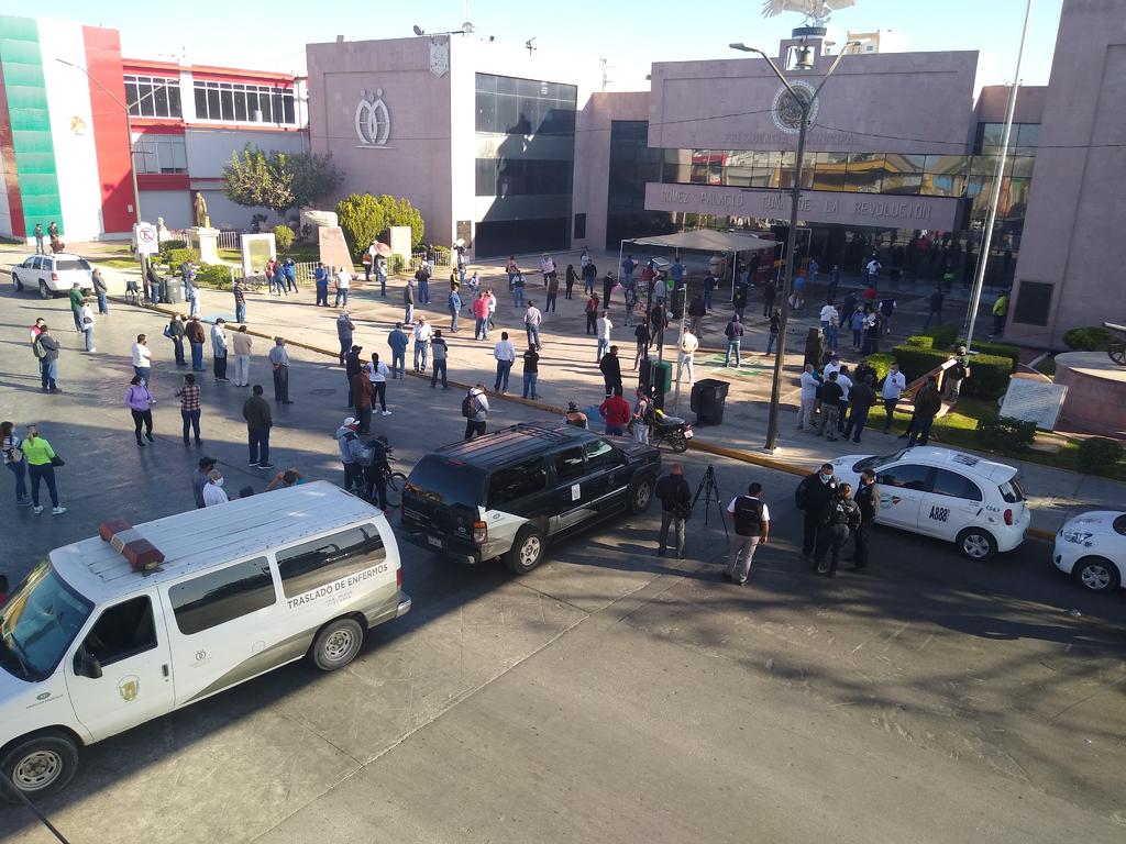 Sindicalizados de Gómez Palacio protestan afuera de la Presidencia Municipal 
