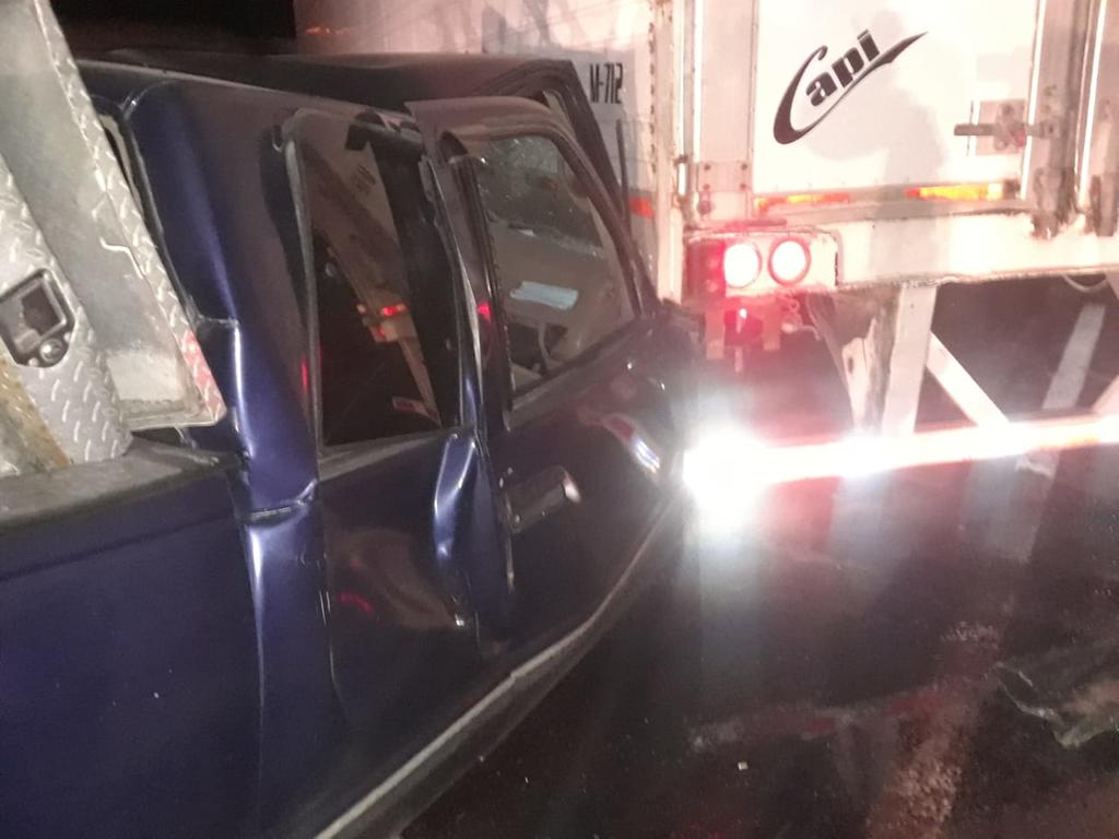 Conductor resulta lesionado en Gómez Palacio tras impactar su camioneta contra tráiler