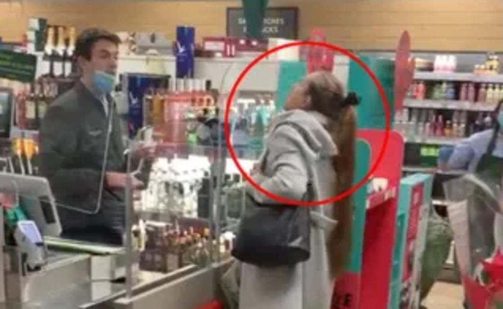 Mujer insulta y le escupe a empleado de supermercado porque su tarjeta fue rechazada