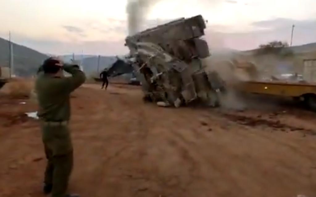 Tanque de guerra israelí vuelca al tratar de subir a remolque