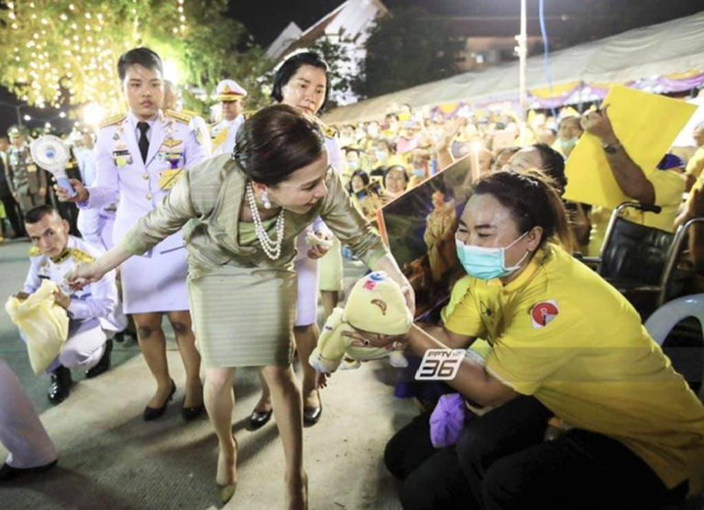 Fotografía de una escolta de la reina de Tailandia causa indignación