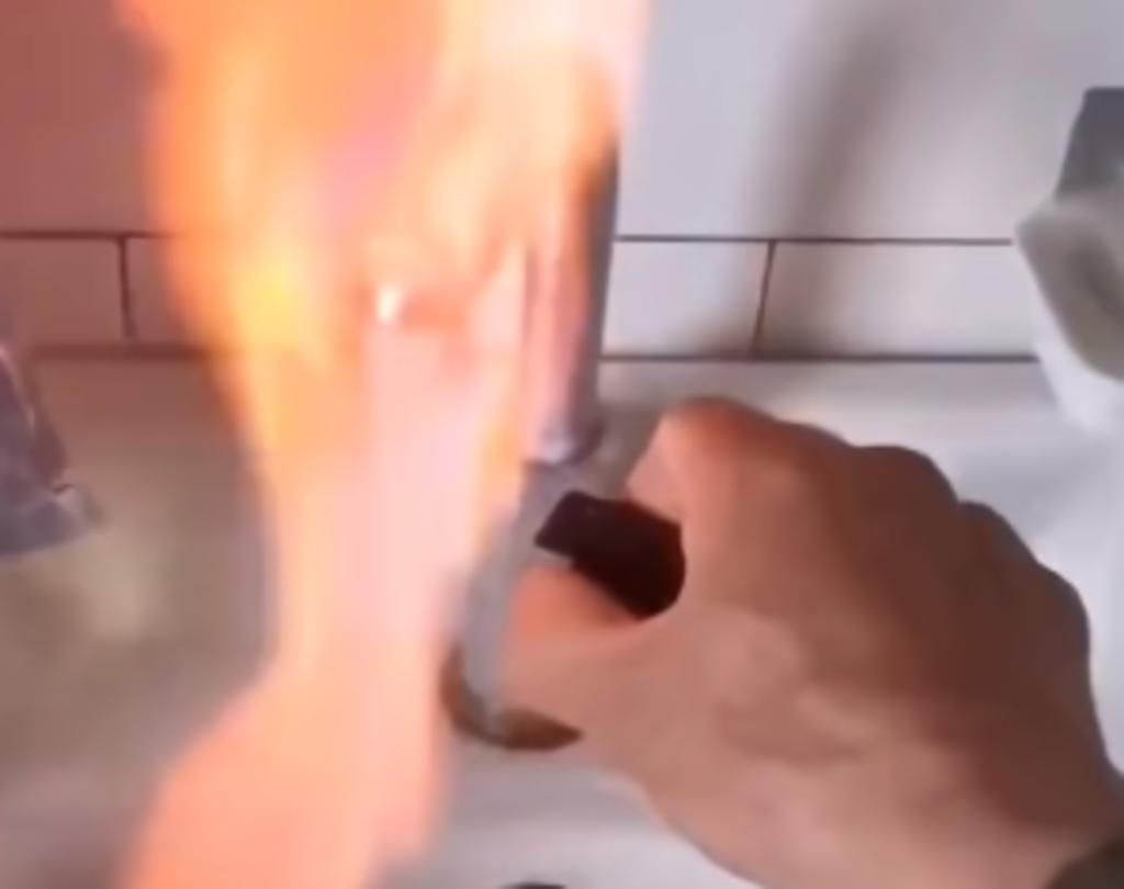 Hombre logra incendiar el agua de la llave tras filtración de gas natural