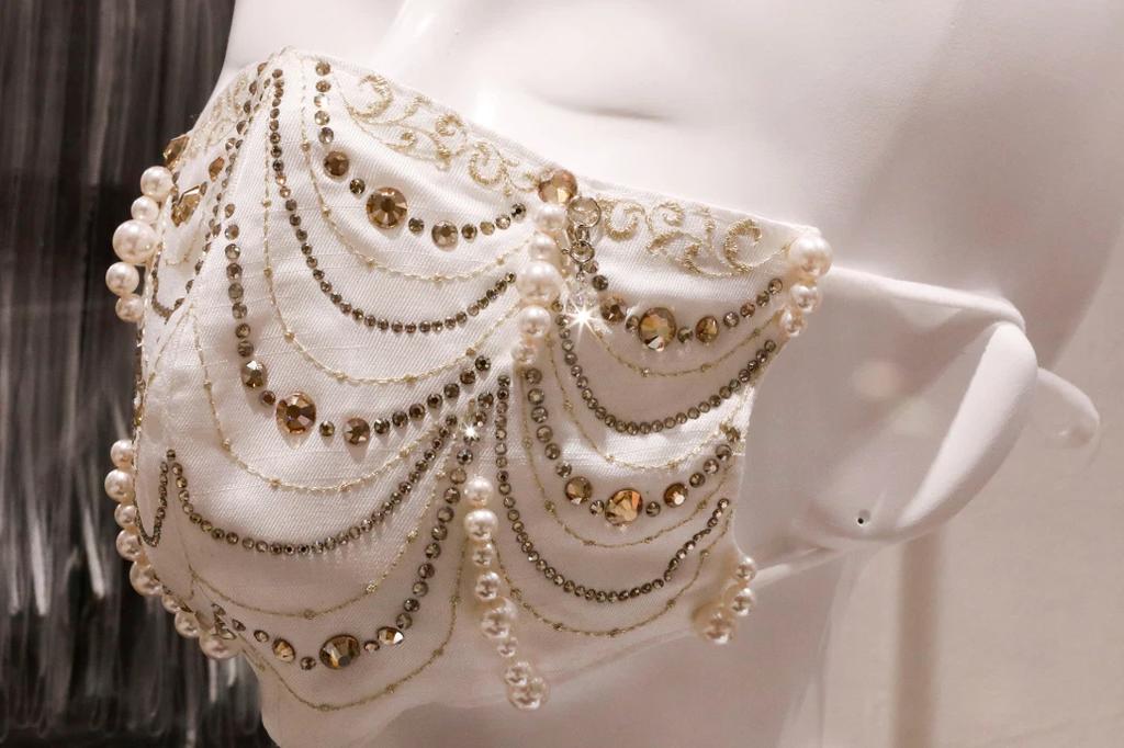 Cubrebocas con incrustaciones de diamante y perlas cuesta 192 mil pesos