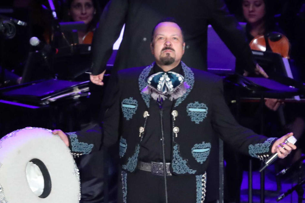 Pepe Aguilar despide a Flor Silvestre en emotivo funeral