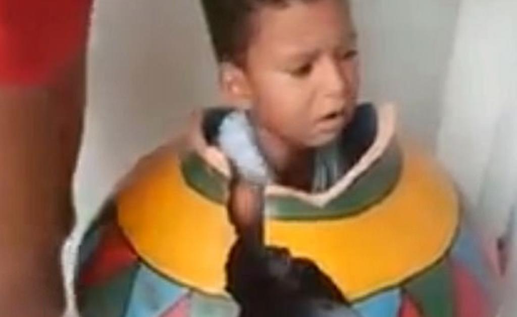 Rompen un jarrón para liberar a niño que quedó en su interior
