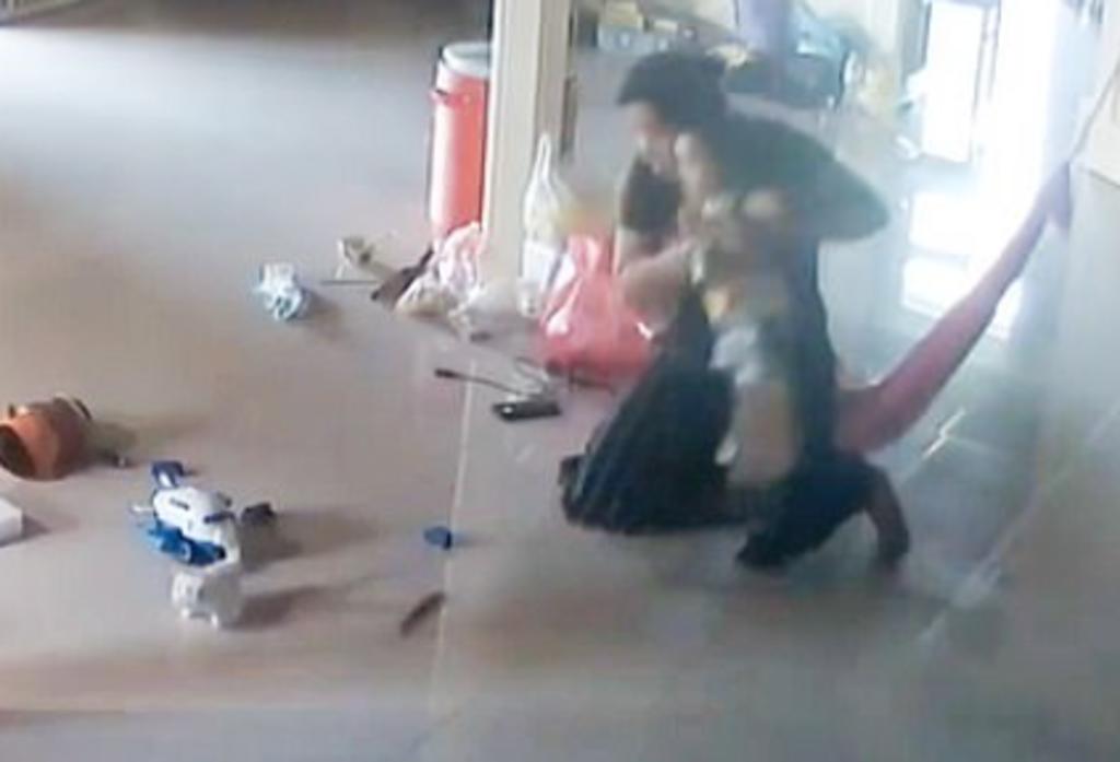 Madre salva a su hijo bebé de un ciempiés venenoso