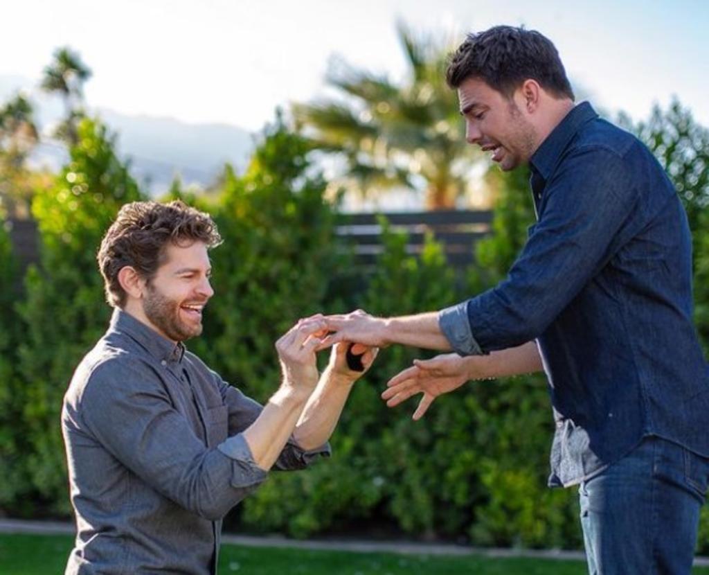 Jonathan Bennett de 'Mean Girls' se compromete con Jaymes Vaughan