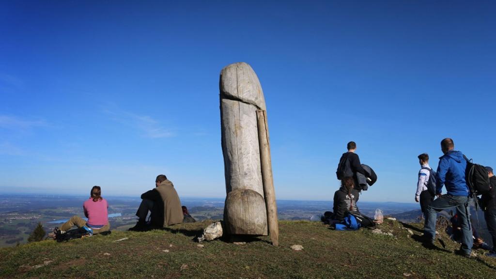 Desparece escultura fálica en montaña de Alemania