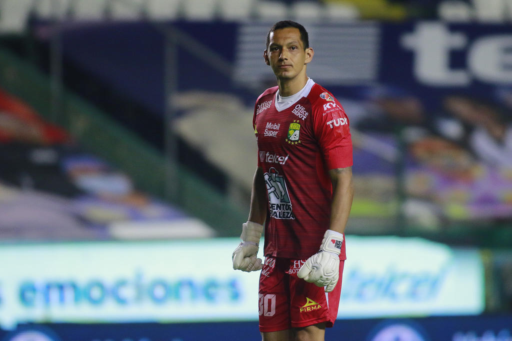 'Se vendió', reclaman aficionados del León a Rodolfo Cota tras penal