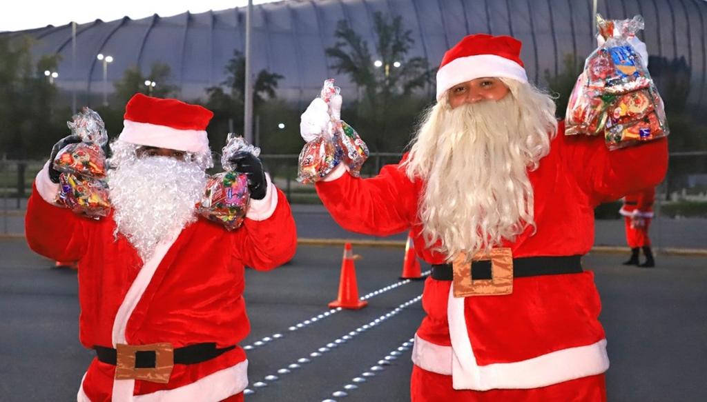 Policías de Nuevo León se visten de Santa Claus para patrullar las calles