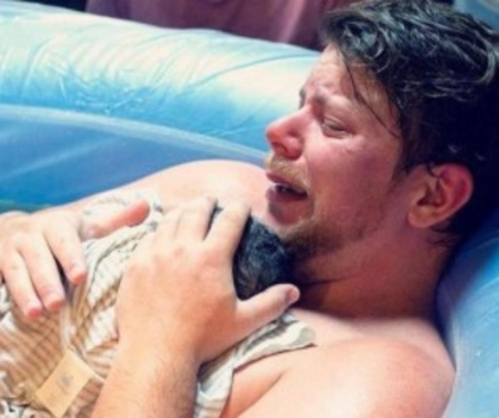 Hombre 'trans' da a luz; video del parto se vuelve viral