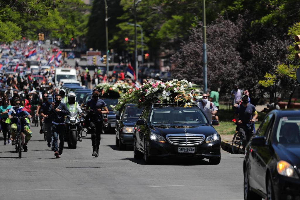 Cortejo fúnebre con restos de Tabaré Vázquez sale hacia el cementerio
