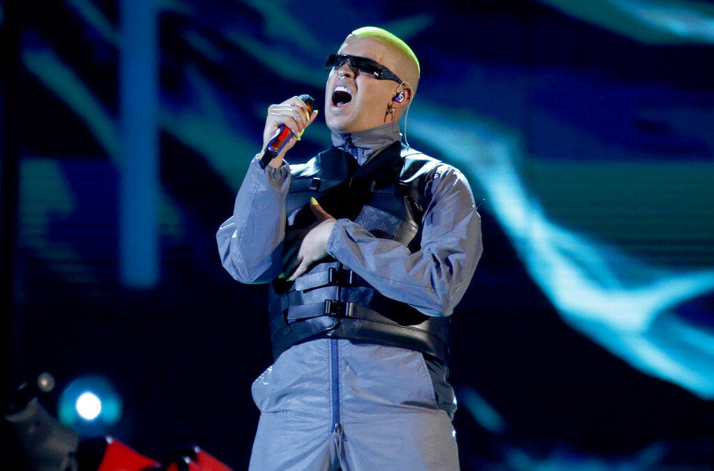 Bad Bunny hace historia con álbum en español en la cima de Billboard