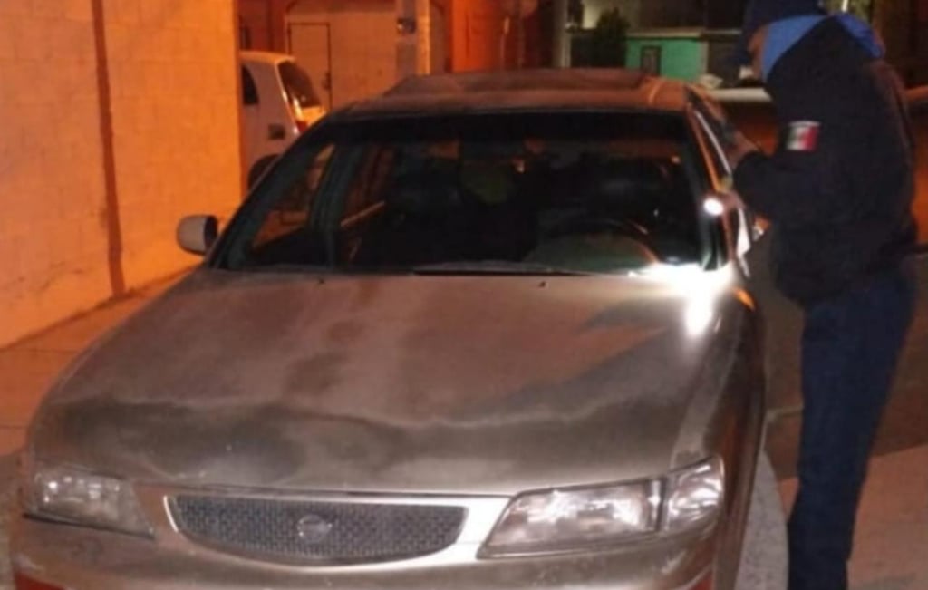 Detienen a joven al conducir auto con reporte de robo