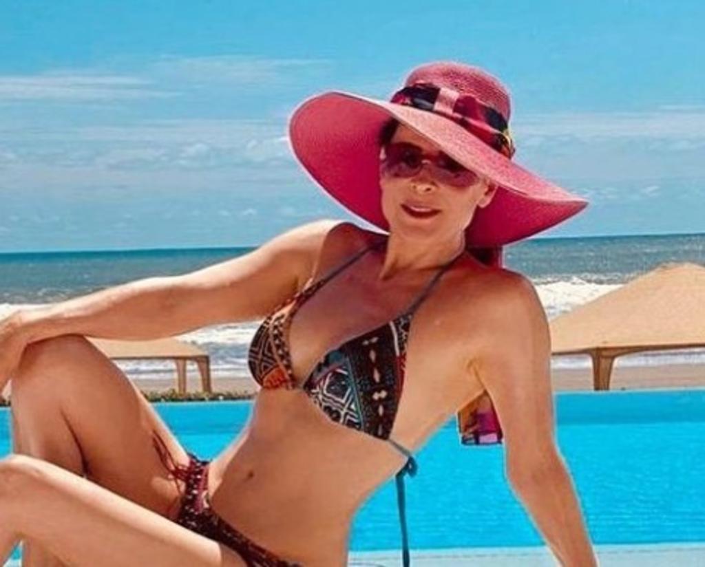 Lourdes Munguía luce increíble en bikini a días de cumplir 60 años