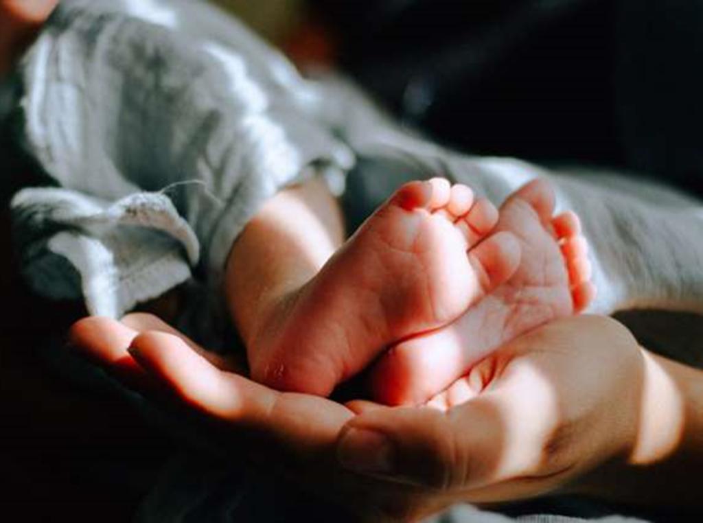 Enfermera deja caer a un recién nacido por querer contestar su celular