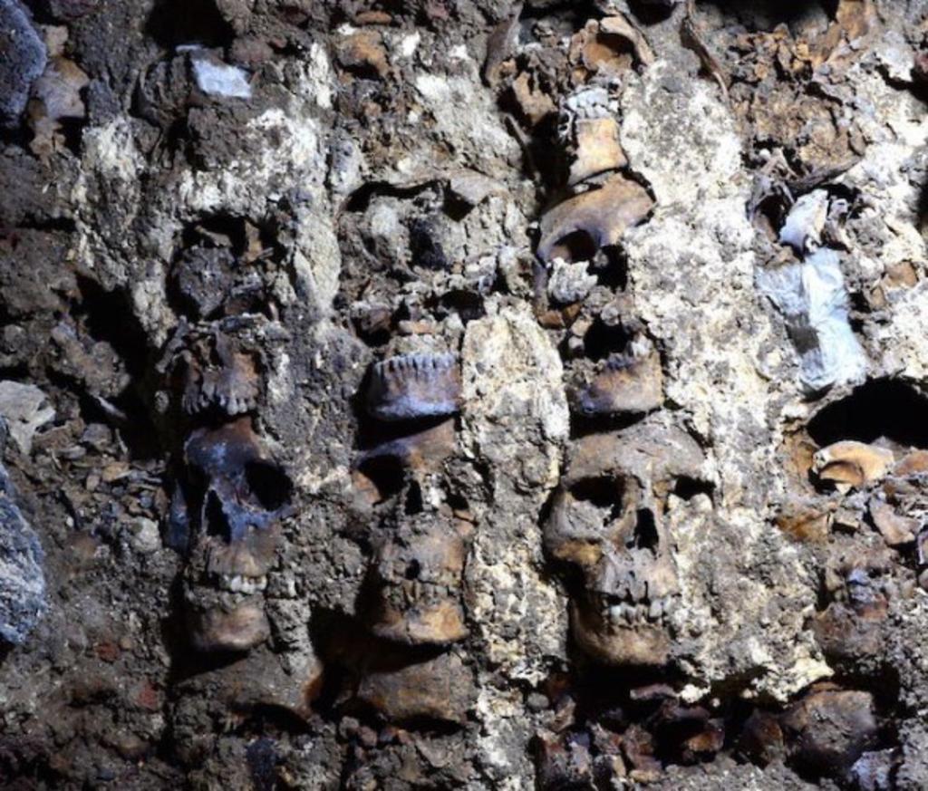 Descubren 119 cráneos de la época de Tenochtitlan en Centro Histórico