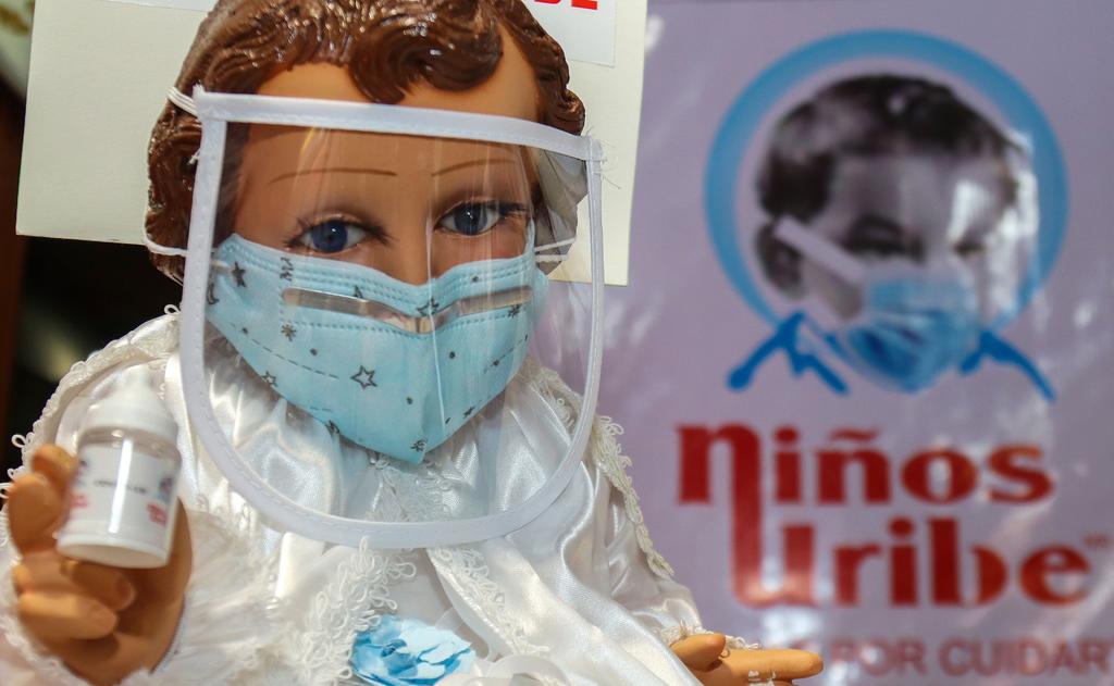 Colocan cubrebocas y caretas a figuras de Niño Dios para concientizar