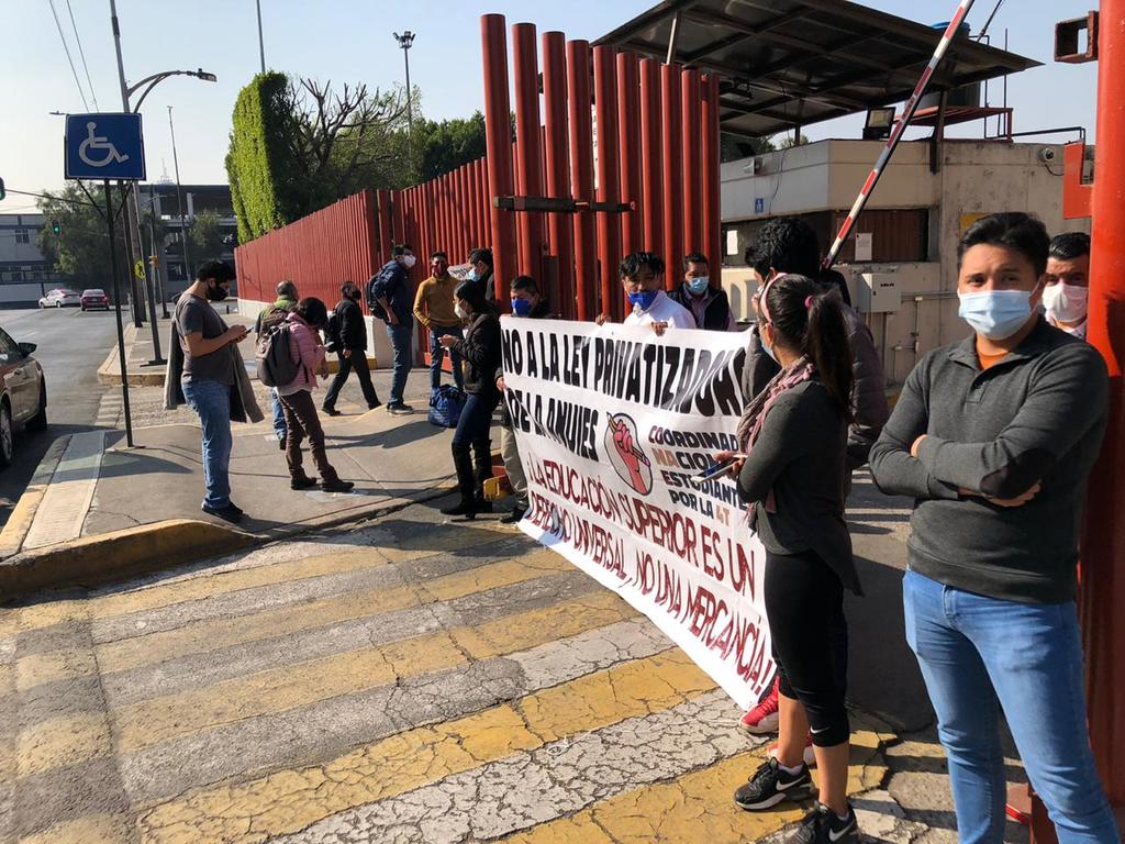 Estudiantes protestan en la Cámara de Diputados por Ley de Educación Superior