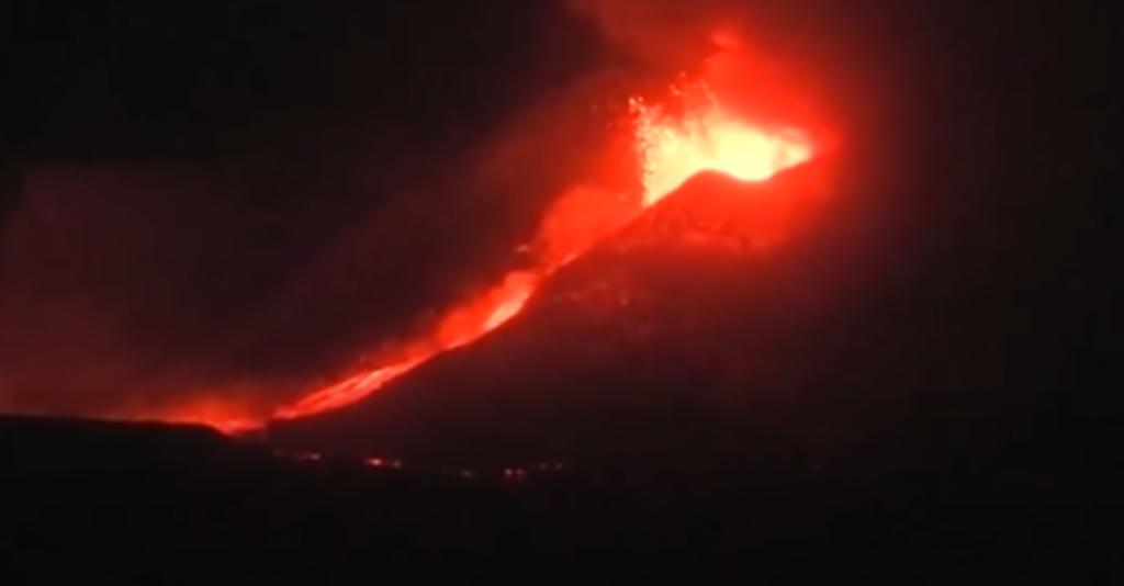 Captan la intimidante erupción del volcán Edna en Italia