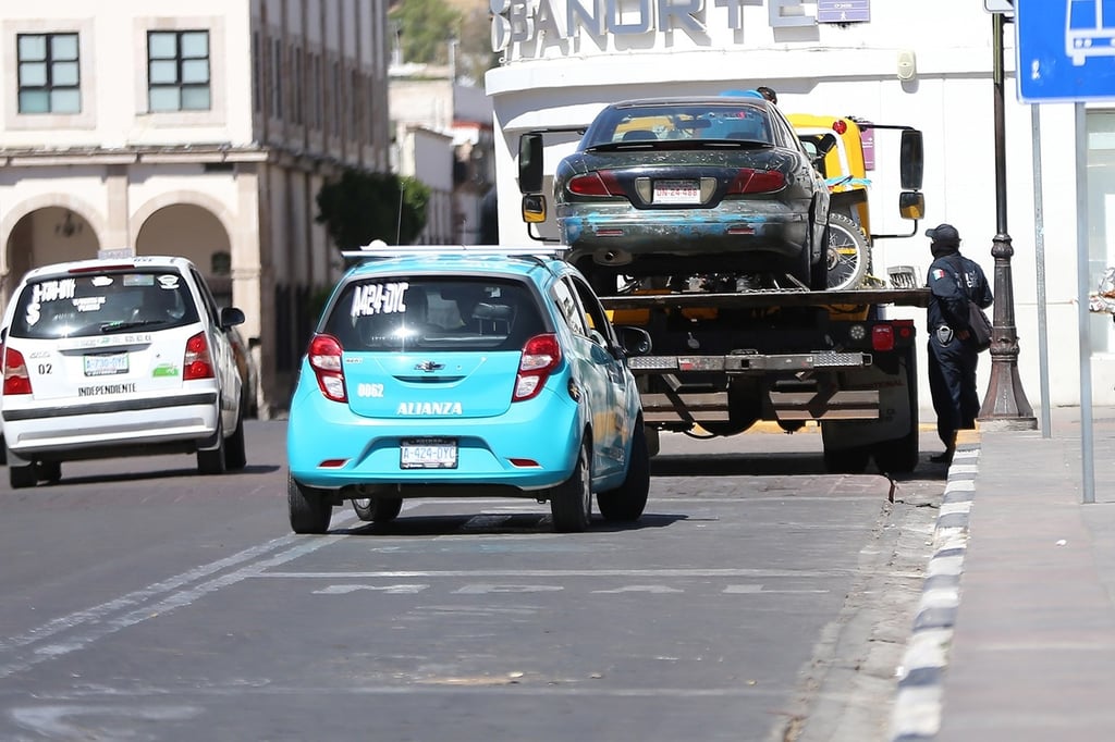 Grúas remolcan unos 10 autos por día en Durango