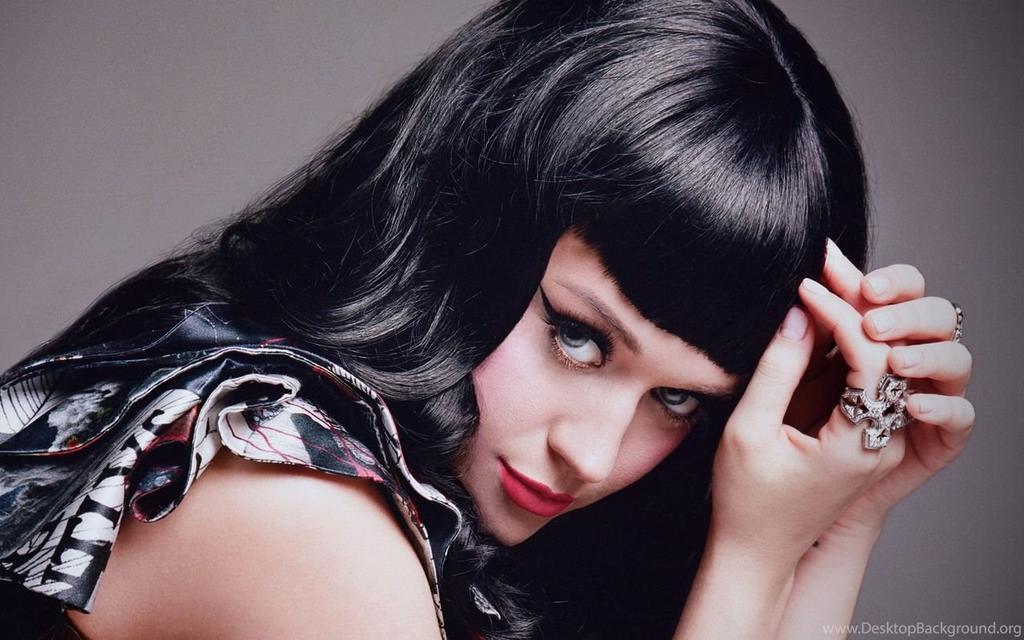 Katy Perry se tiñe de nuevo el cabello oscuro y 'enloquece' a fans