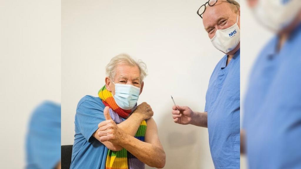 Ian McKellen recibe vacuna contra COVID-19